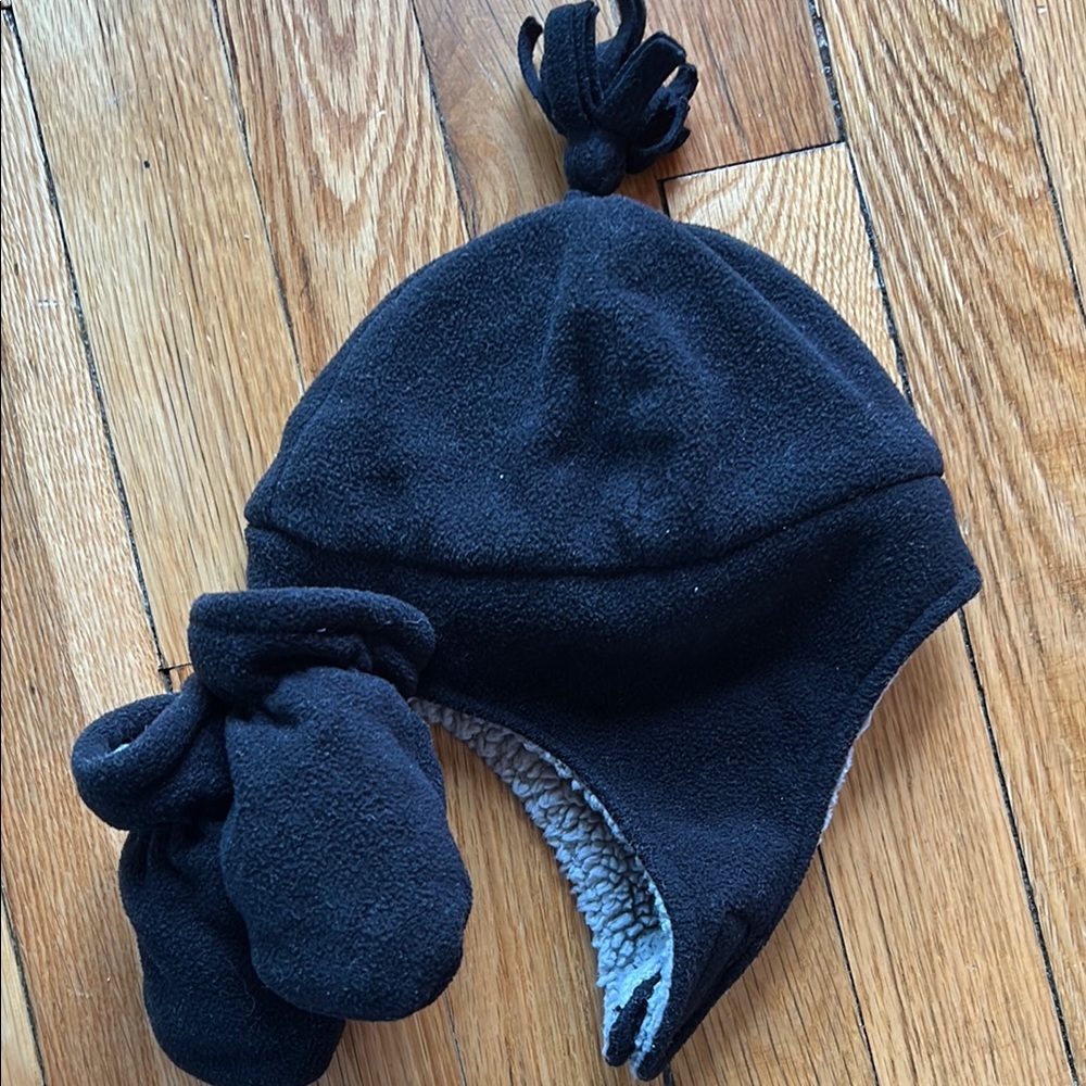 Great condition Black Fleece Hat and Mittens Set, size 6-12M